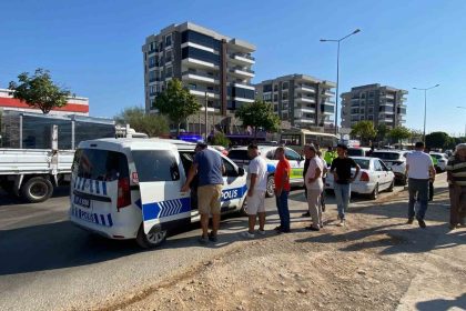 kucagina-aldigi-ogluyla-yolun-karsisina-gecerken-otomobil-carpti-1i-agir-2-yarali