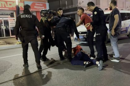 maddi-hasarli-kaza-sonrasi-taraflarin-kavgasi-kameraya-yansidi