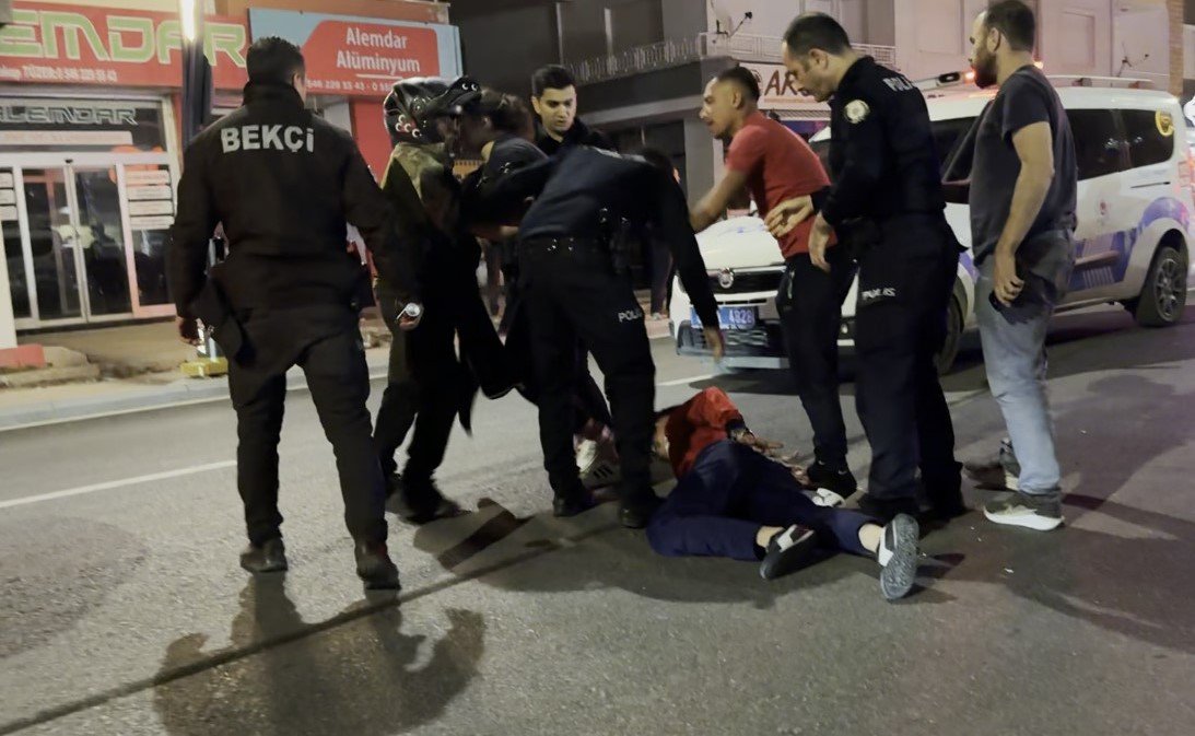 maddi-hasarli-kaza-sonrasi-taraflarin-kavgasi-kameraya-yansidi
