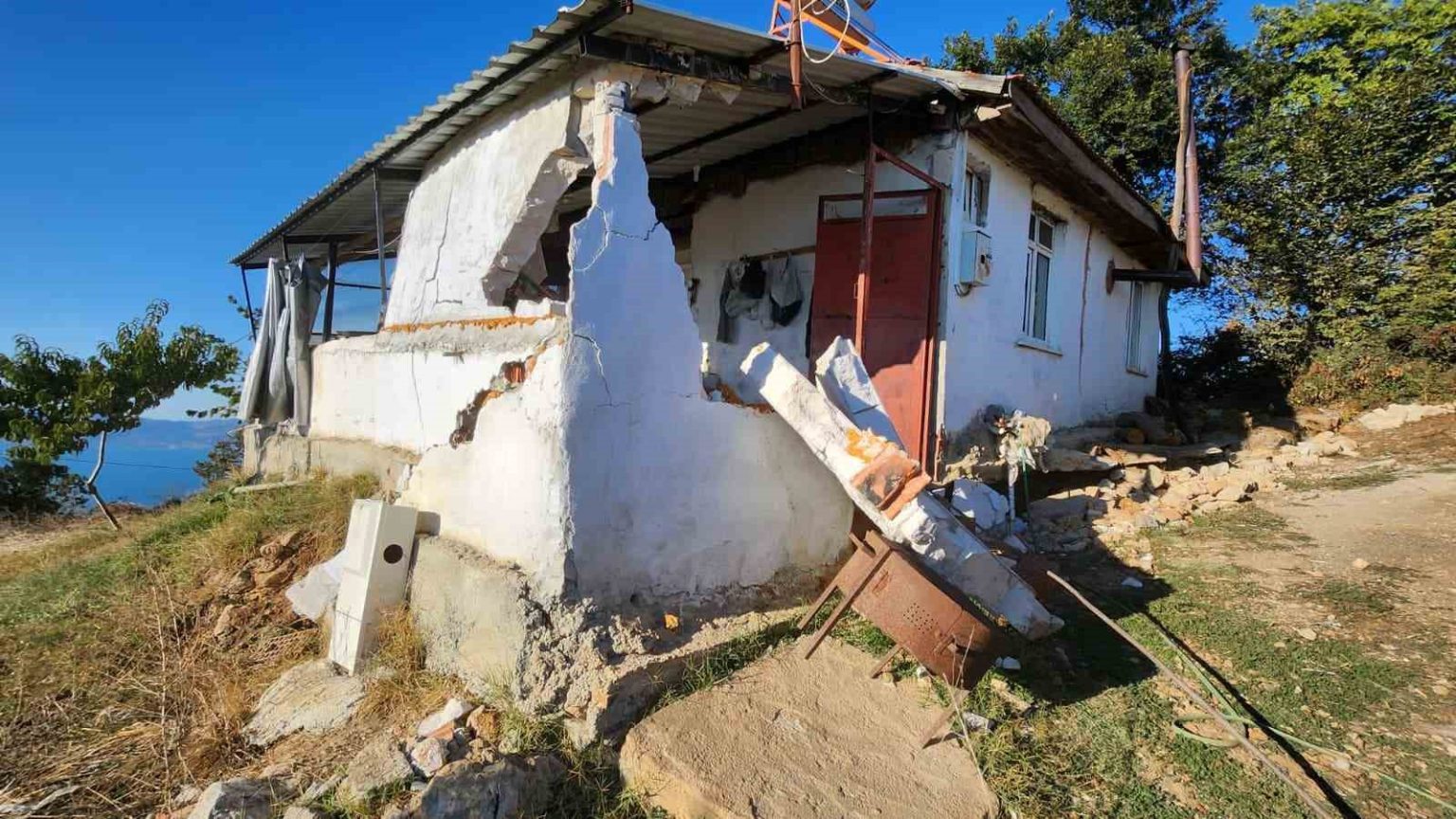 maden-ocagi-yakininda-olusan-yariklar-evi-ikiye-boldu