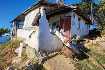 maden-ocagi-yakininda-olusan-yariklar-evi-ikiye-boldu