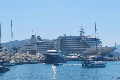 marmaris-limanina-iki-kruvaziyer-gemi-demir-atti