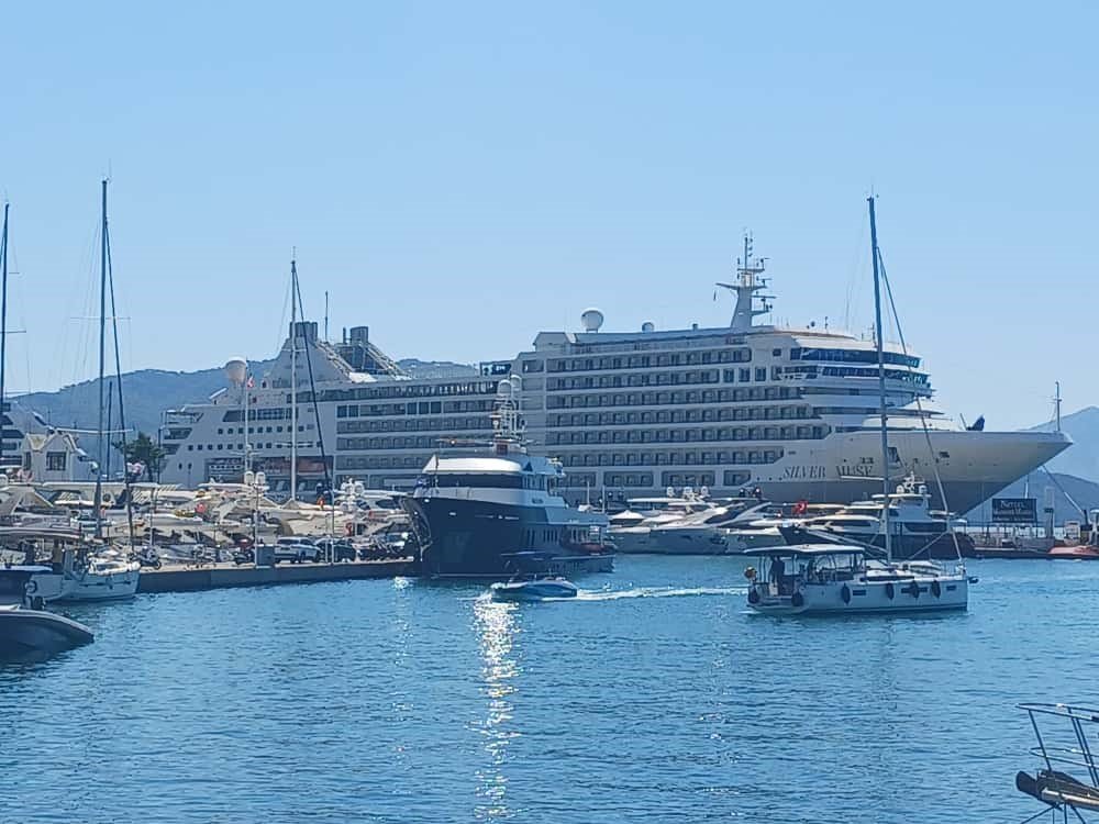 marmaris-limanina-iki-kruvaziyer-gemi-demir-atti