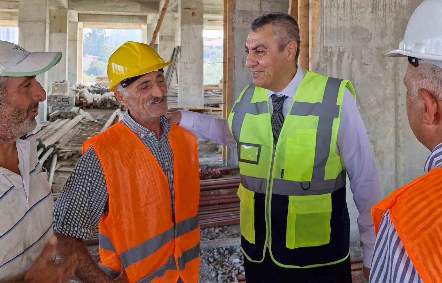 mersin-valisi-toros-tarsusta-yapimi-suren-egitim-yatirimlarini-inceledi