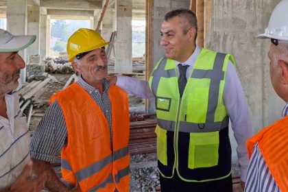 mersin-valisi-toros-tarsusta-yapimi-suren-egitim-yatirimlarini-inceledi