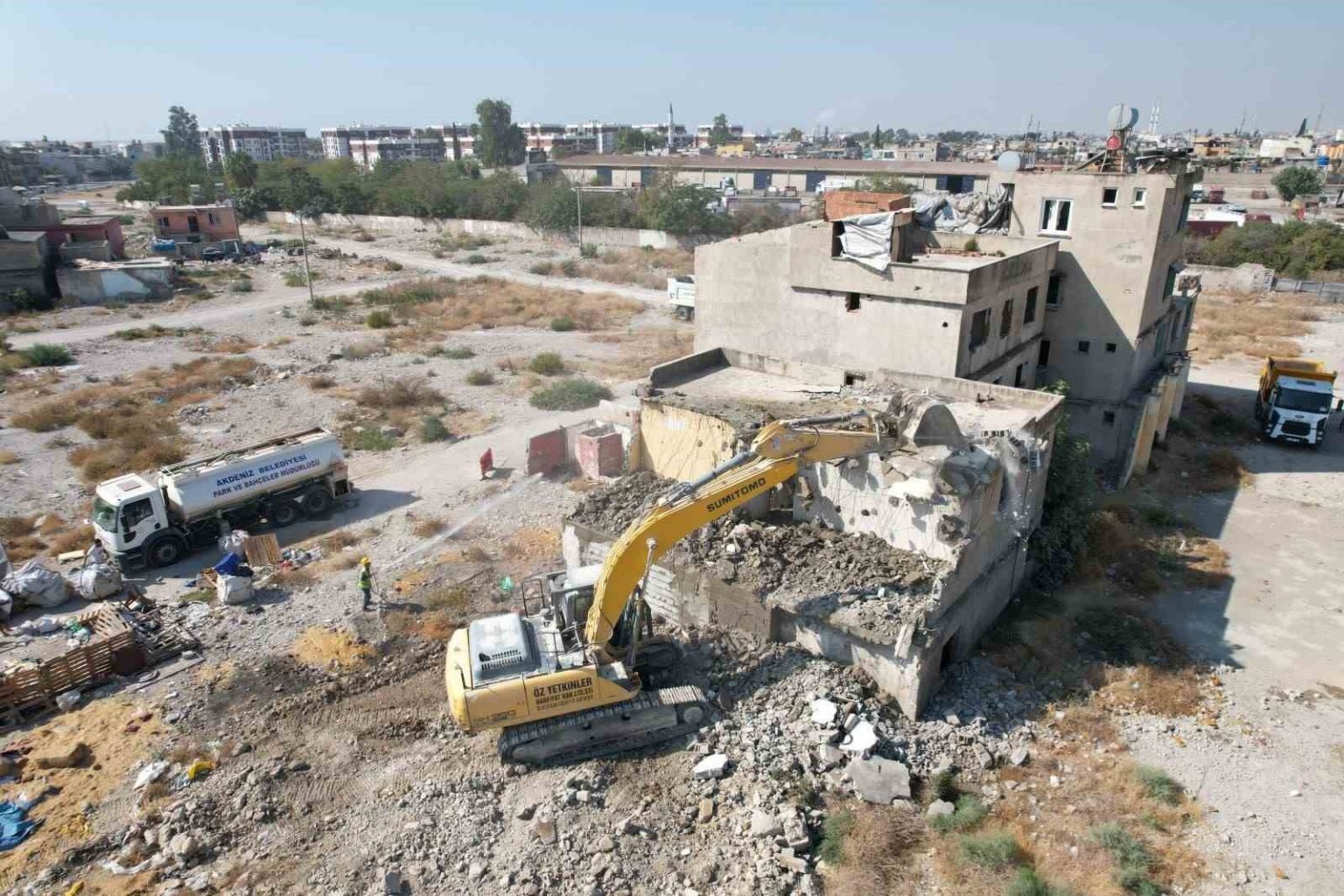 mersinde-2-katli-metruk-bina-kontrollu-sekilde-yikildi