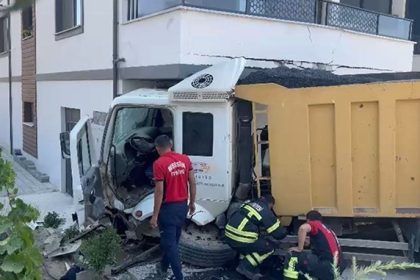 mersinde-hafriyat-kamyonu-apartman-balkonuna-girdi-1-yarali