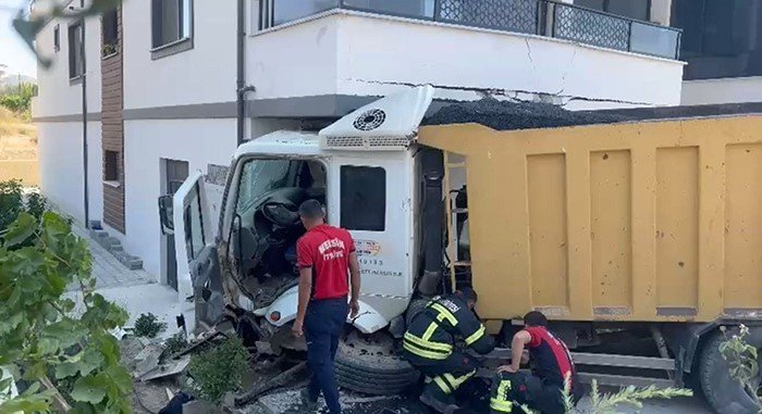 mersinde-hafriyat-kamyonu-apartman-balkonuna-girdi-1-yarali