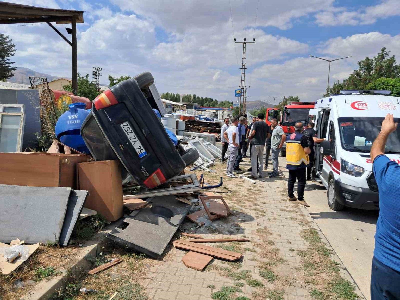 musta-kontrolden-cikan-otomobil-hurdaciya-girdi-2-yarali