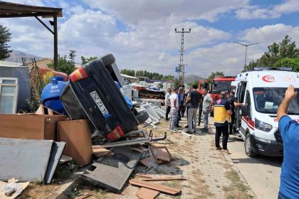 musta-kontrolden-cikan-otomobil-hurdaciya-girdi-2-yarali