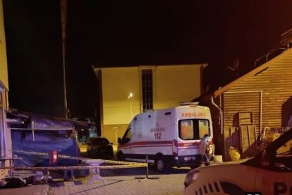 oturdugu-sandalyeden-duserek-hayatini-kaybetti