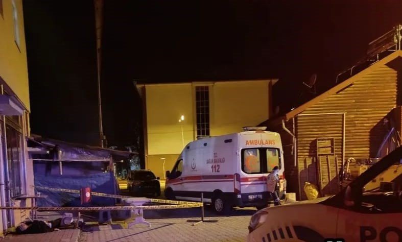 oturdugu-sandalyeden-duserek-hayatini-kaybetti