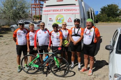 patnosa-gelen-turk-ve-abdli-bisikletlilerden-egitime-destek