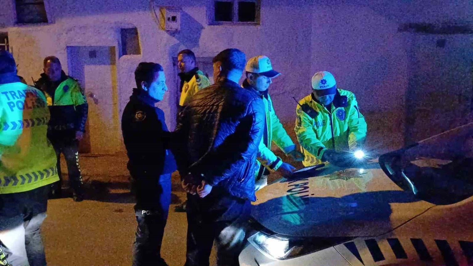 plakasiz-otomobille-polisten-kactilar-duvara-carpinca-yakalandilar