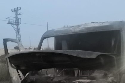 serikte-seyir-halindeki-tur-minibusu-yanginda-kullanilamaz-hale-geldi