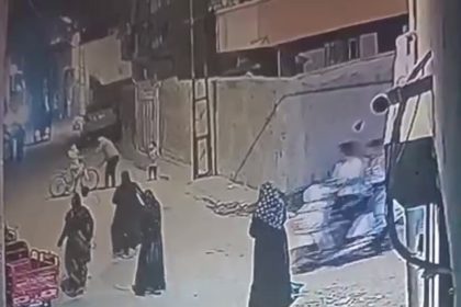 sesinden-rahatsiz-oldugu-cocuklari-sopayla-dovdu
