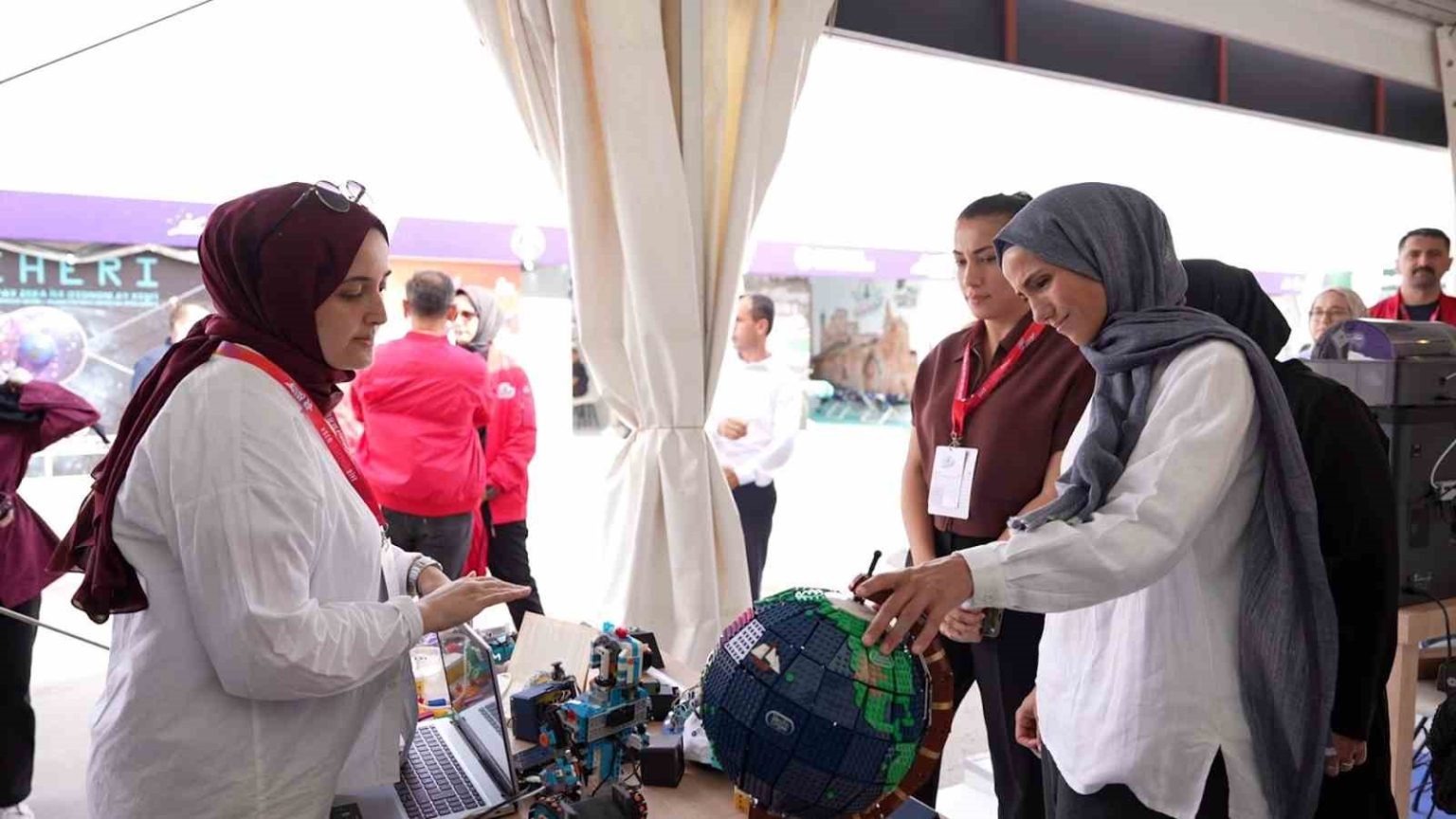 sumeyye-erdogan-bayraktar-engelliler-sarayi-standini-ziyaret-etti