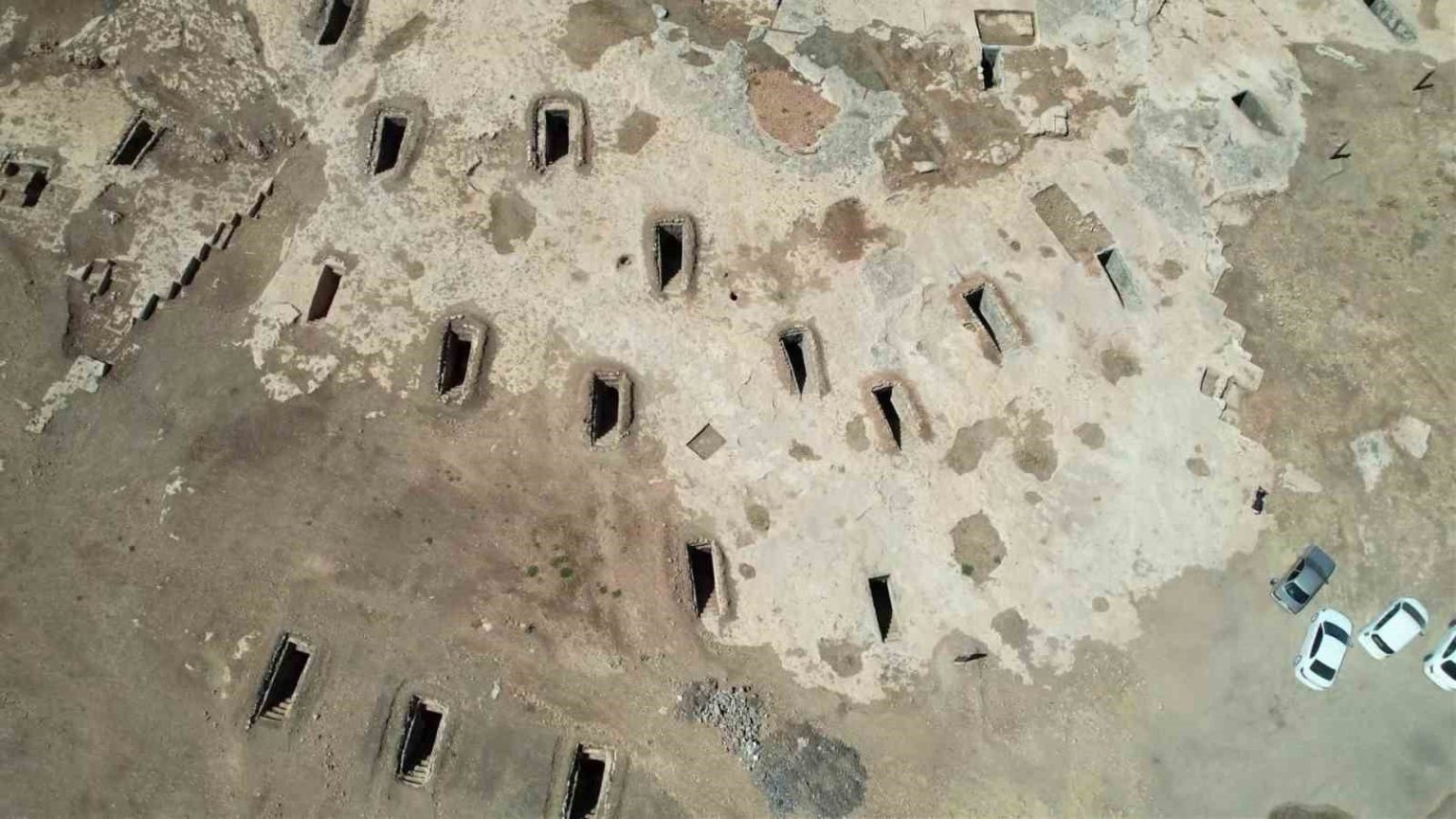 temizlenen-turus-kaya-mezarlarinda-birbirinden-ilginc-kabartmalar-ortaya-cikiyor