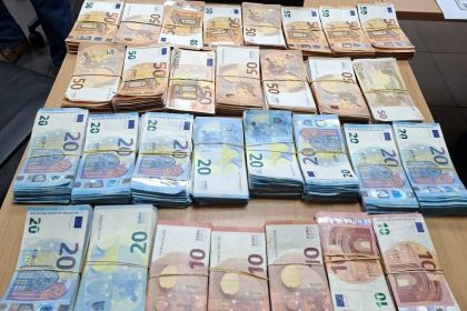 tir-kabininde-ele-gecirilen-99-bin-970-euro-komsuya-kaldi