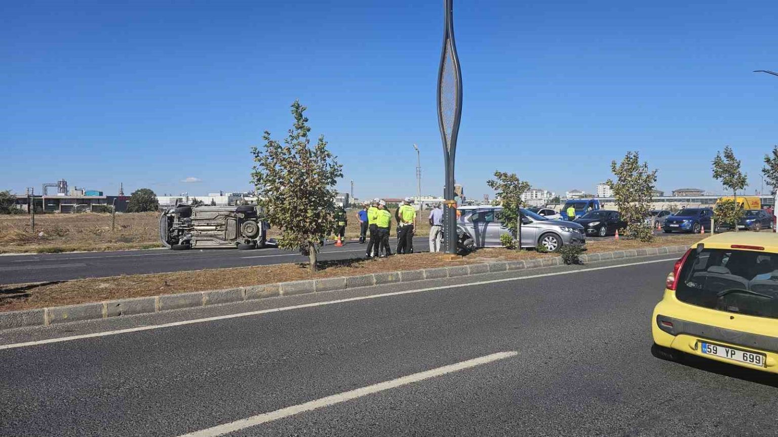 trafikte-bekleyen-araca-carpan-otomobil-yan-yatti-2-yarali