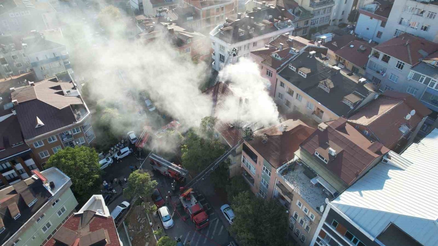 uskudarda-cati-yangini-yan-binaya-sicradi