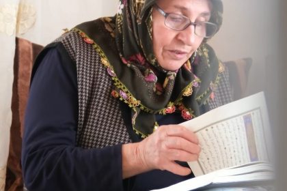 yasadigi-mezrada-ezan-sesi-duyan-kadin-sanki-burada-yeniden-hayat-basladi