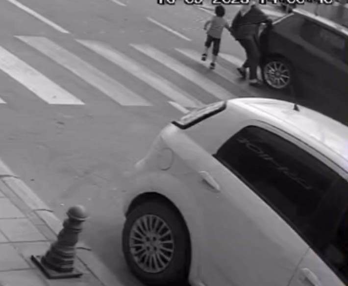 yaya-gecidinde-gorme-engelli-kadinin-ayaginin-uzerinden-otomobil-gecti-o-anlar-kamerada