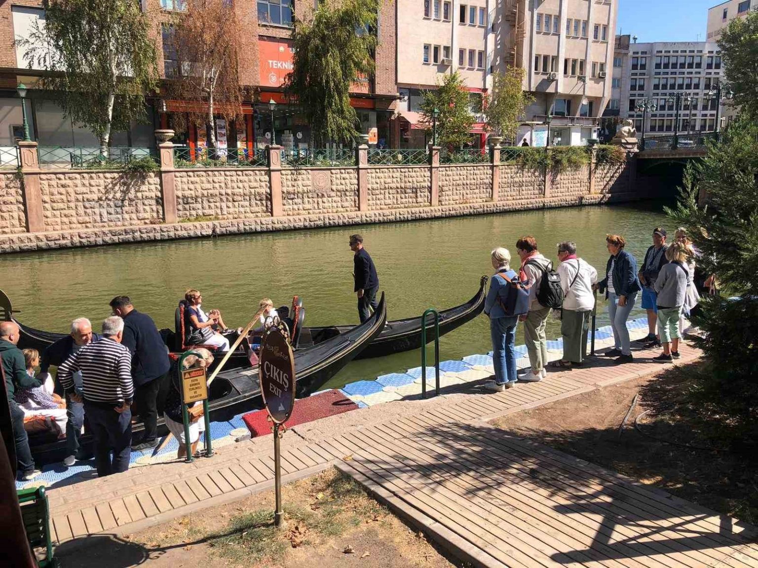 yaz-bitmesine-ragmen-turistler-gondollardan-vazgecmiyor
