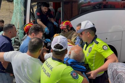 yolcu-otobusu-kamyona-carpti-surucu-aracta-sikisti