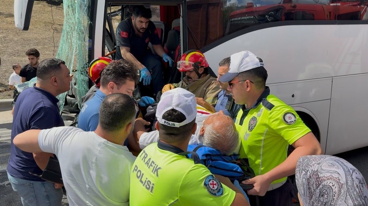 yolcu-otobusu-kamyona-carpti-surucu-aracta-sikisti