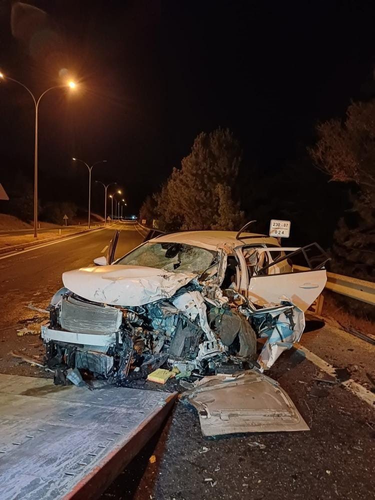 yolcu-otobusuyle-otomobil-kafa-kafaya-carpisti-1-agir-yarali