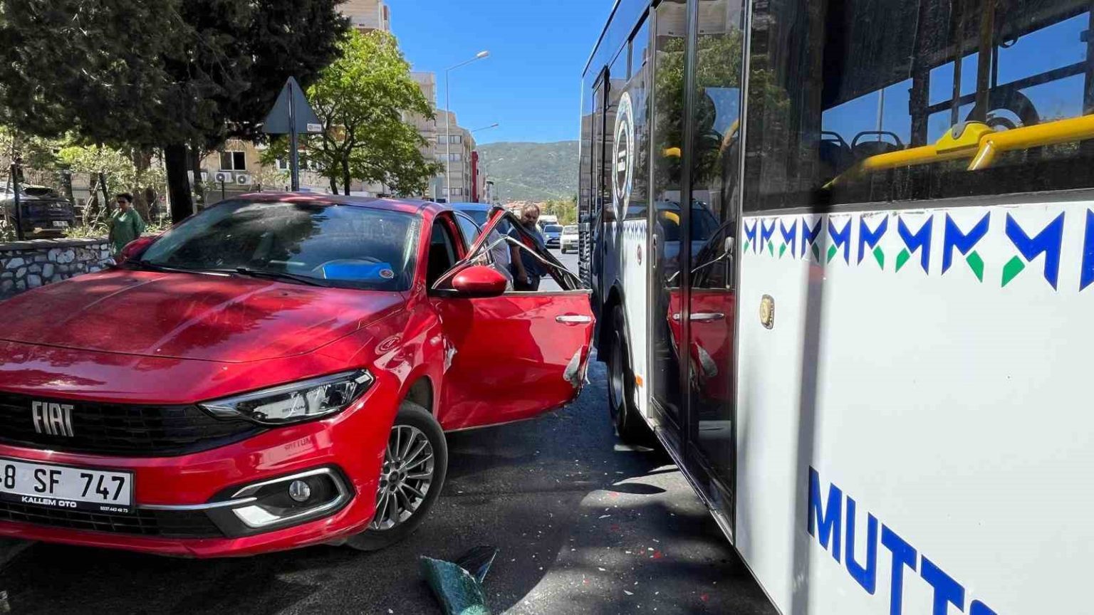 actigi-kapiya-belediye-otobusu-carpti