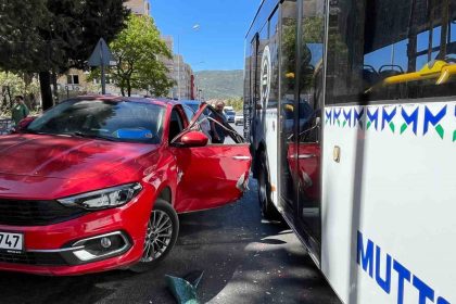 actigi-kapiya-belediye-otobusu-carpti