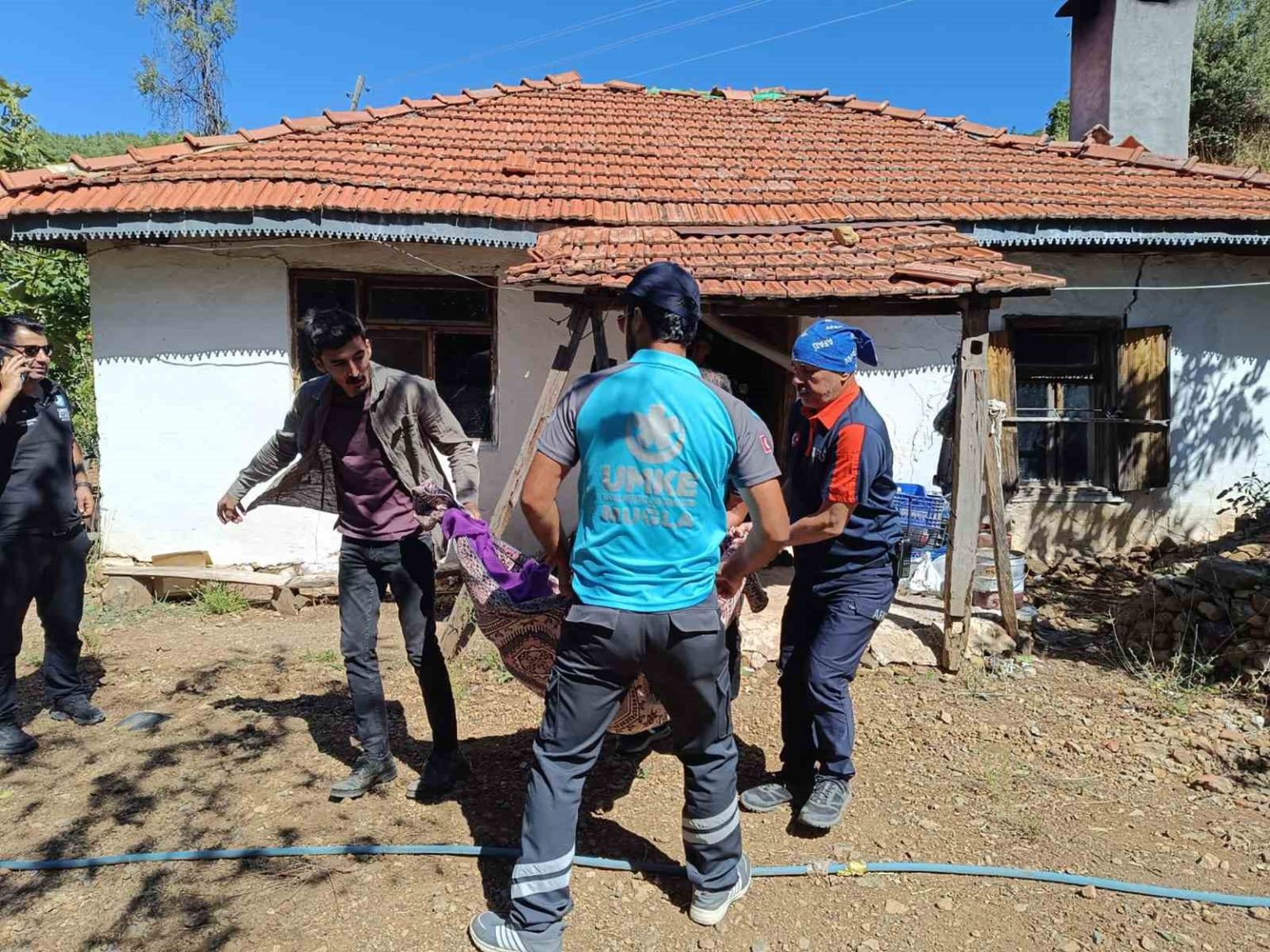 afad-ve-umke-ekipleri-yasli-vatandaslari-tahliye-etti