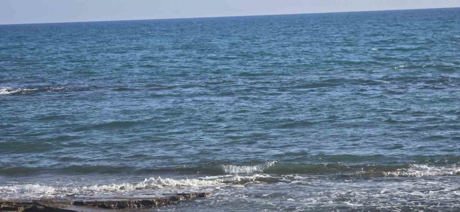 ailesiyle-birlikte-geldigi-sahilde-denize-giren-adam-boguldu