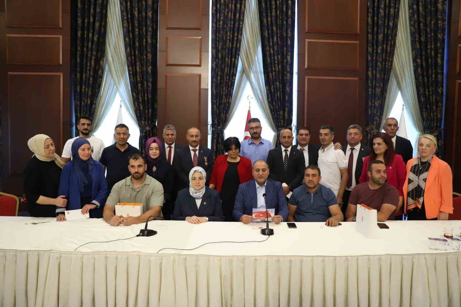 ak-parti-kadin-kollari-baskani-ercan-gazilerle-bir-araya-geldi