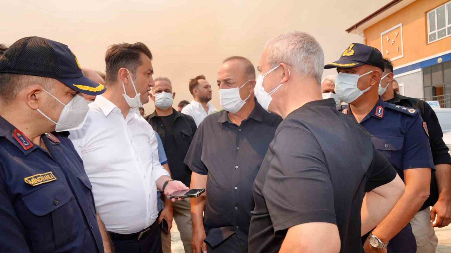 ak-partili-cavusoglundan-alanyadaki-yanginla-ilgili-aciklama-an-itibariyla-iyiye-gidiyor-ama-poyraz-cok-guclu-esiyor