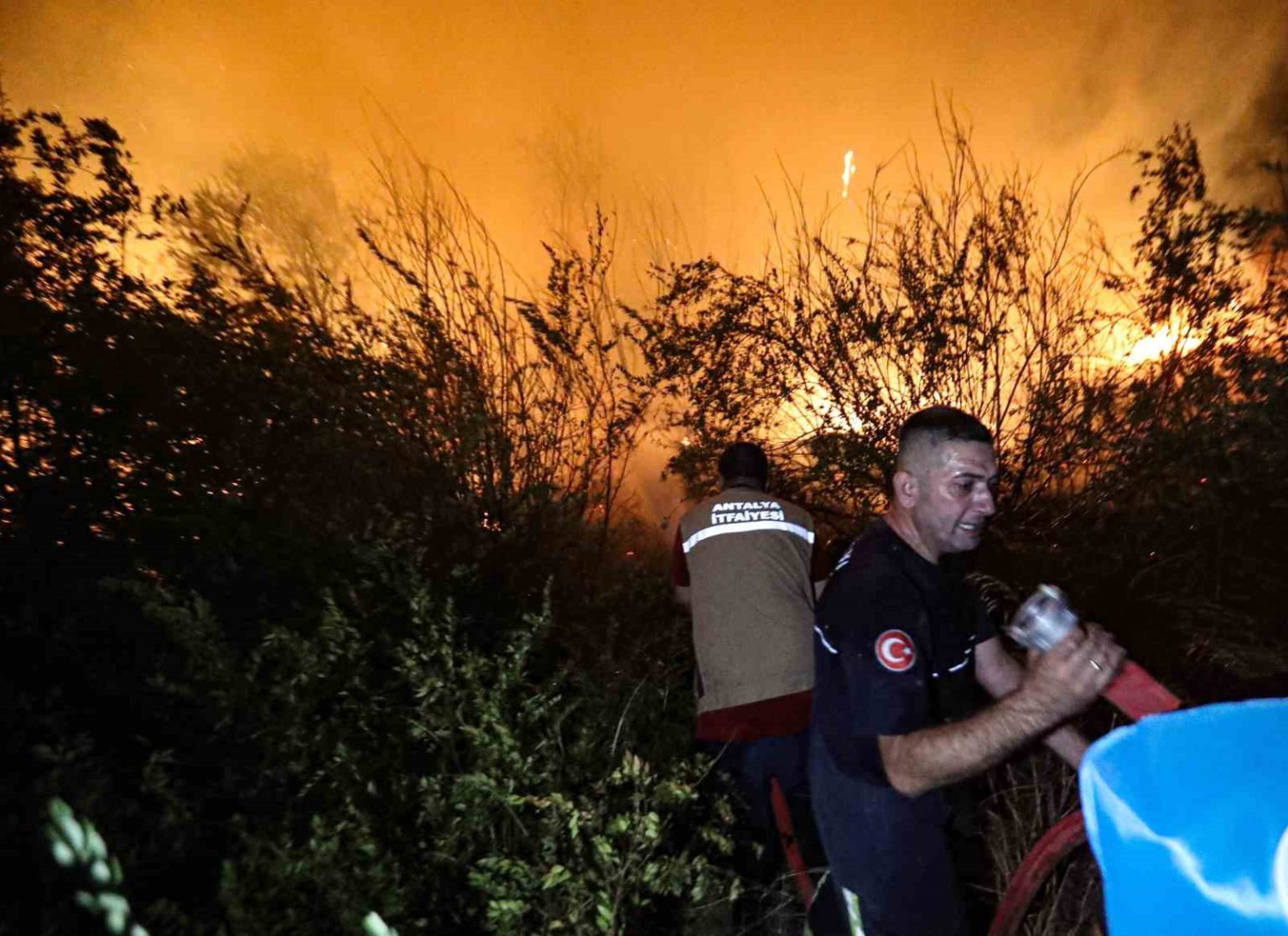 antalya-itfaiyesi-uc-ilcedeki-yanginlara-13-arac-ve-cok-sayida-personelle-mudahale-etti