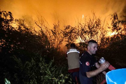 antalya-itfaiyesi-uc-ilcedeki-yanginlara-13-arac-ve-cok-sayida-personelle-mudahale-etti