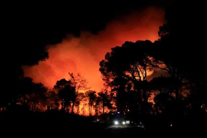 antalyada-otellere-yakin-ormanlik-alanda-cikan-yangin-kontrol-altina-alindi