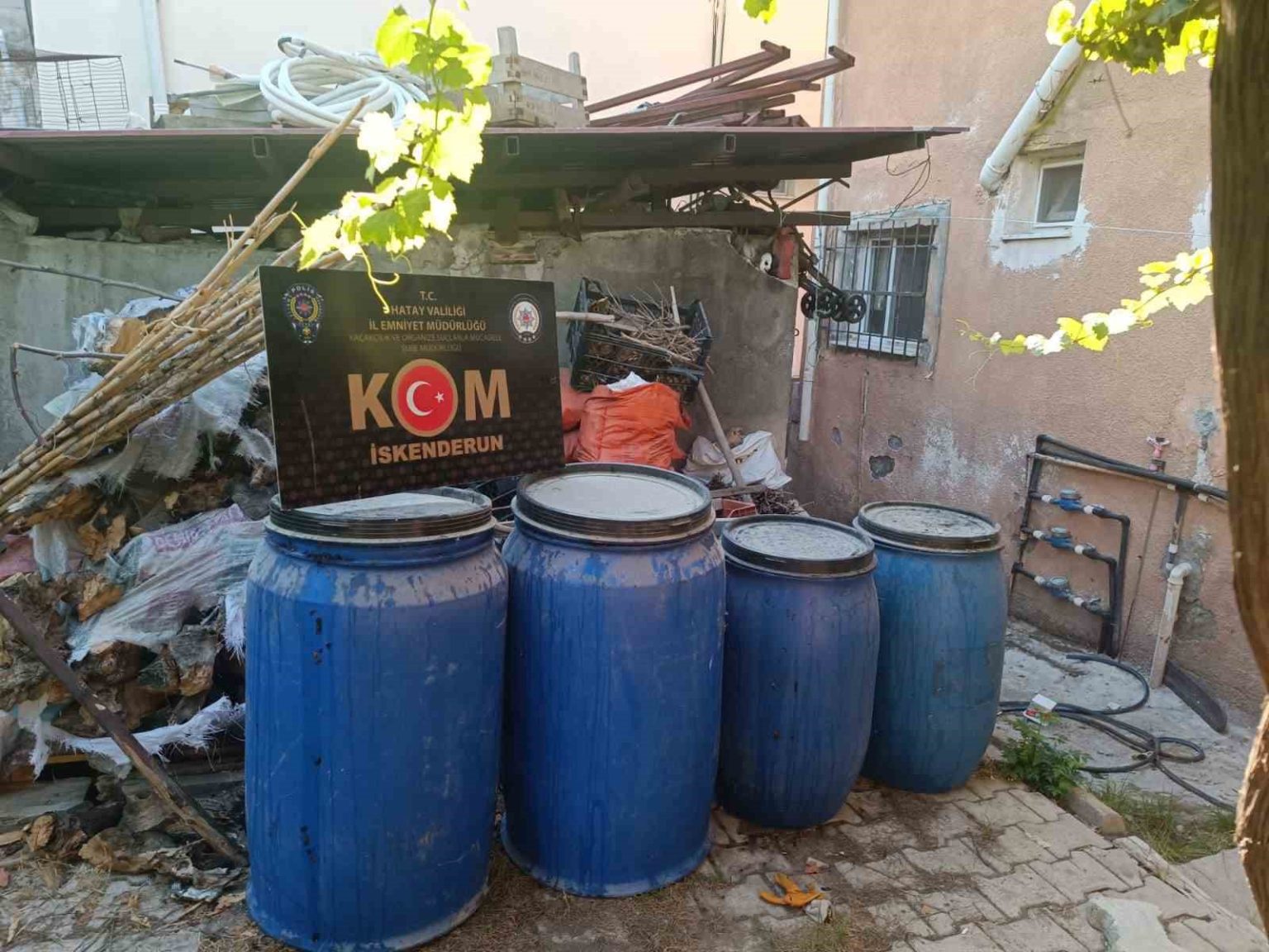 arsuzda-sahte-icki-operasyonu-2-bin-450-litre-alkol-ele-gecirildi