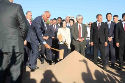 ayanlar-hoyukte-kazi-calismalari-basladi-ilk-kazmayi-japon-altes-prensesi-akiko-mikasa-vurdu