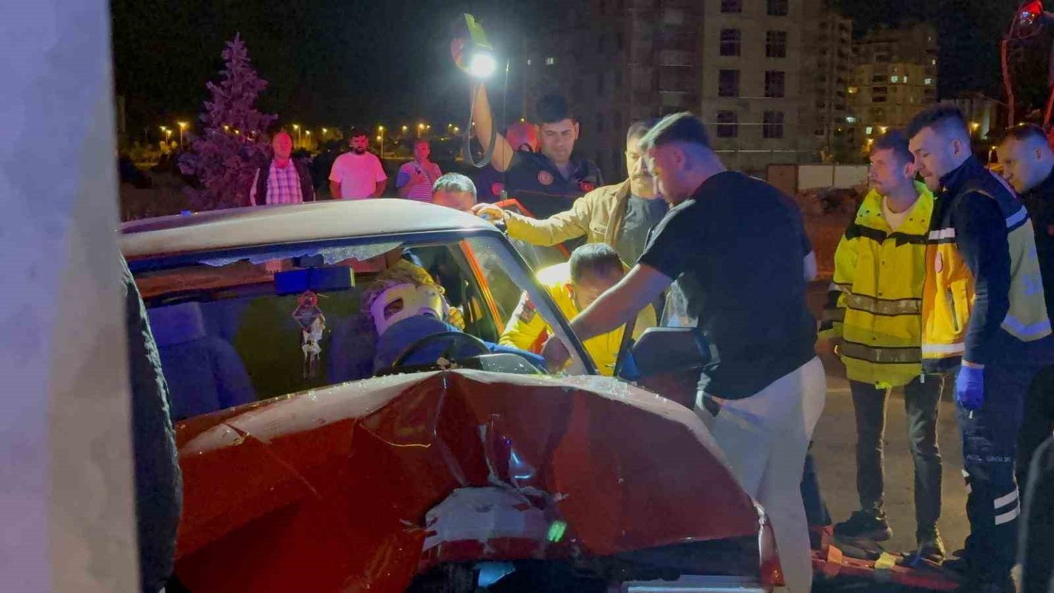 aydinlatma-diregine-carpan-surucu-otomobilde-sikisti-3-yarali