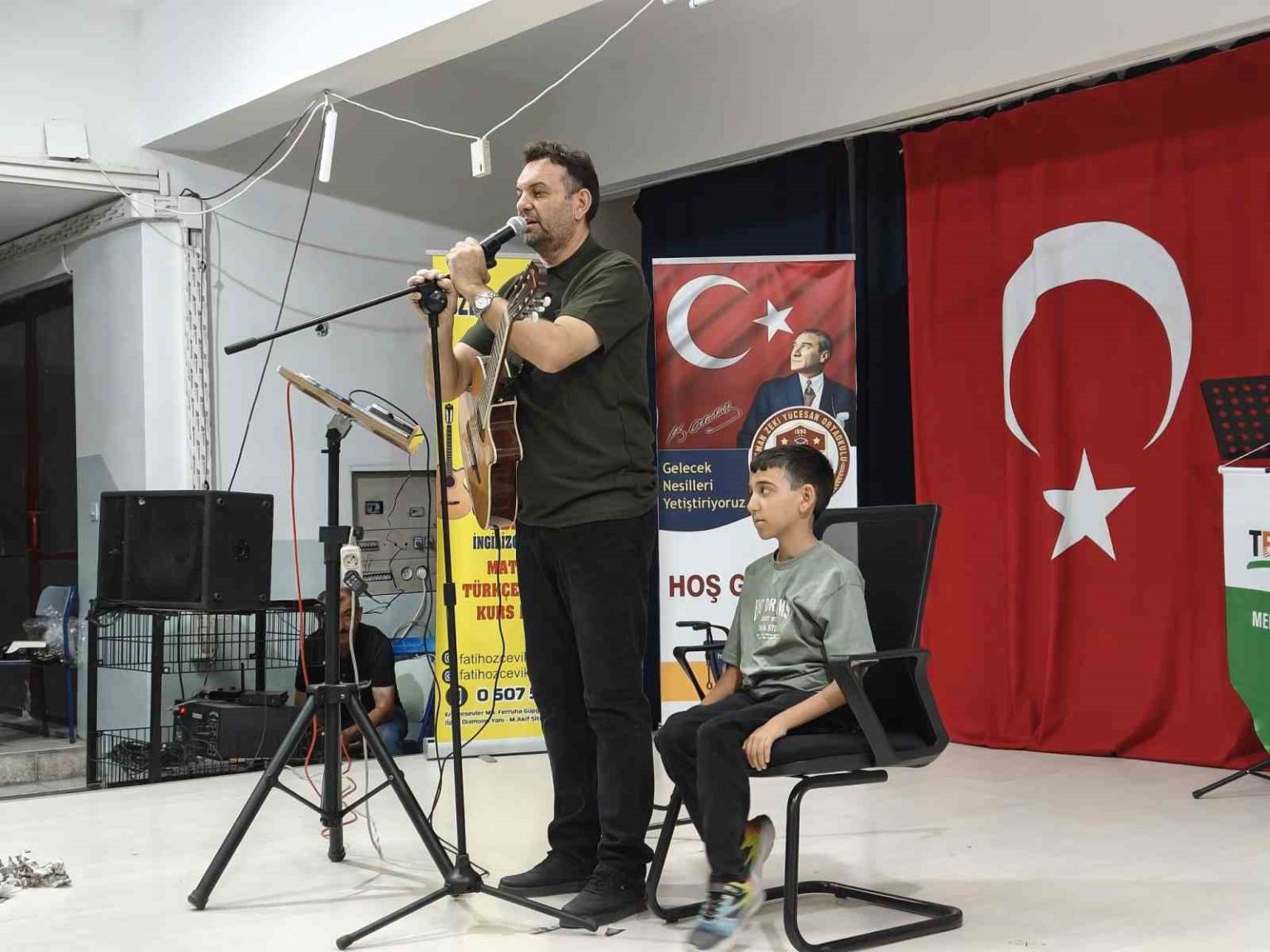 babasi-ile-birlikte-okul-arkadaslarina-konser-verdi