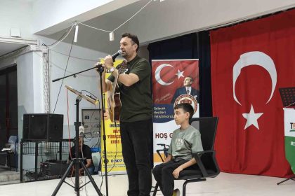 babasi-ile-birlikte-okul-arkadaslarina-konser-verdi