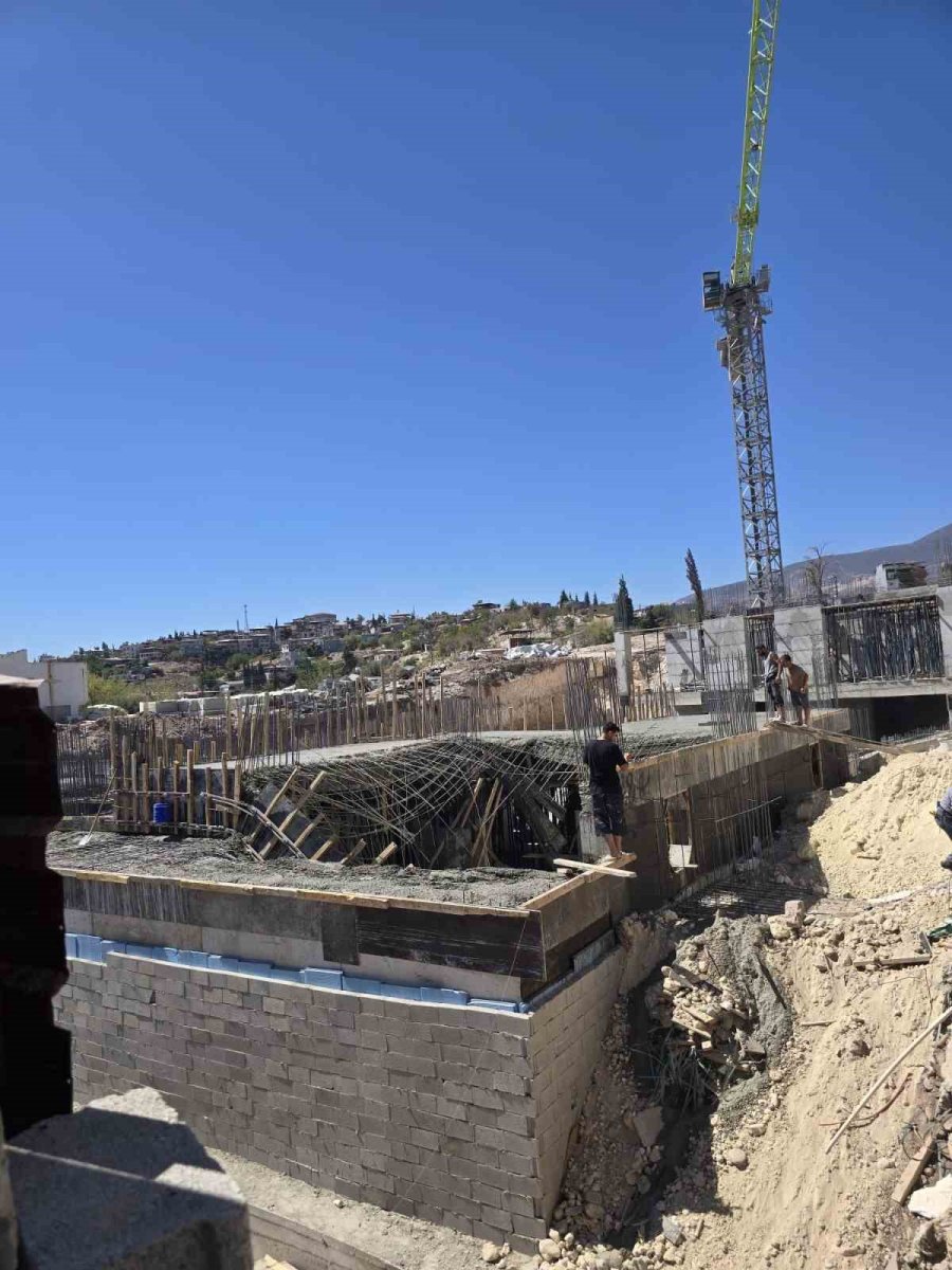 beton-dokumu-esnasinda-tabla-coktu-2-isci-yaralandi