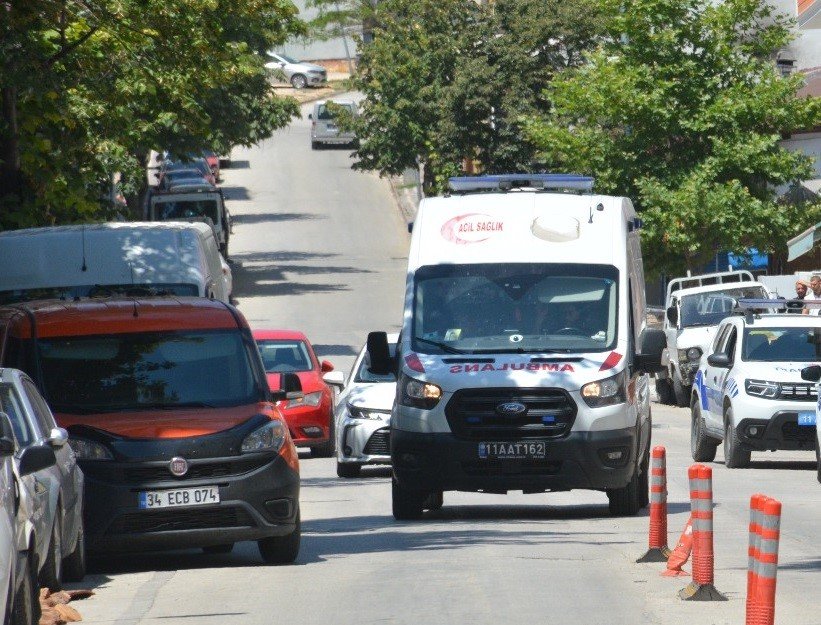 bilecikte-motosiklet-devrildi-1-yarali