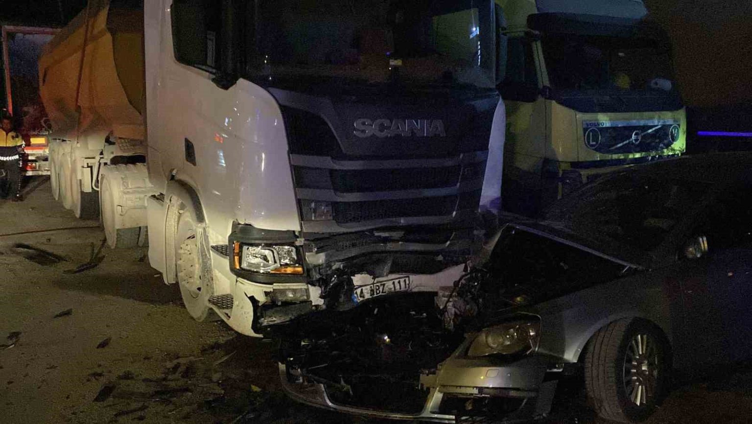 boluda-kontrolden-cikan-otomobil-park-halindeki-3-araca-carpti-4-agir-yarali