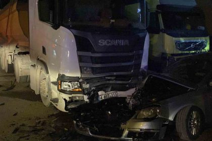 boluda-kontrolden-cikan-otomobil-park-halindeki-3-araca-carpti-4-agir-yarali