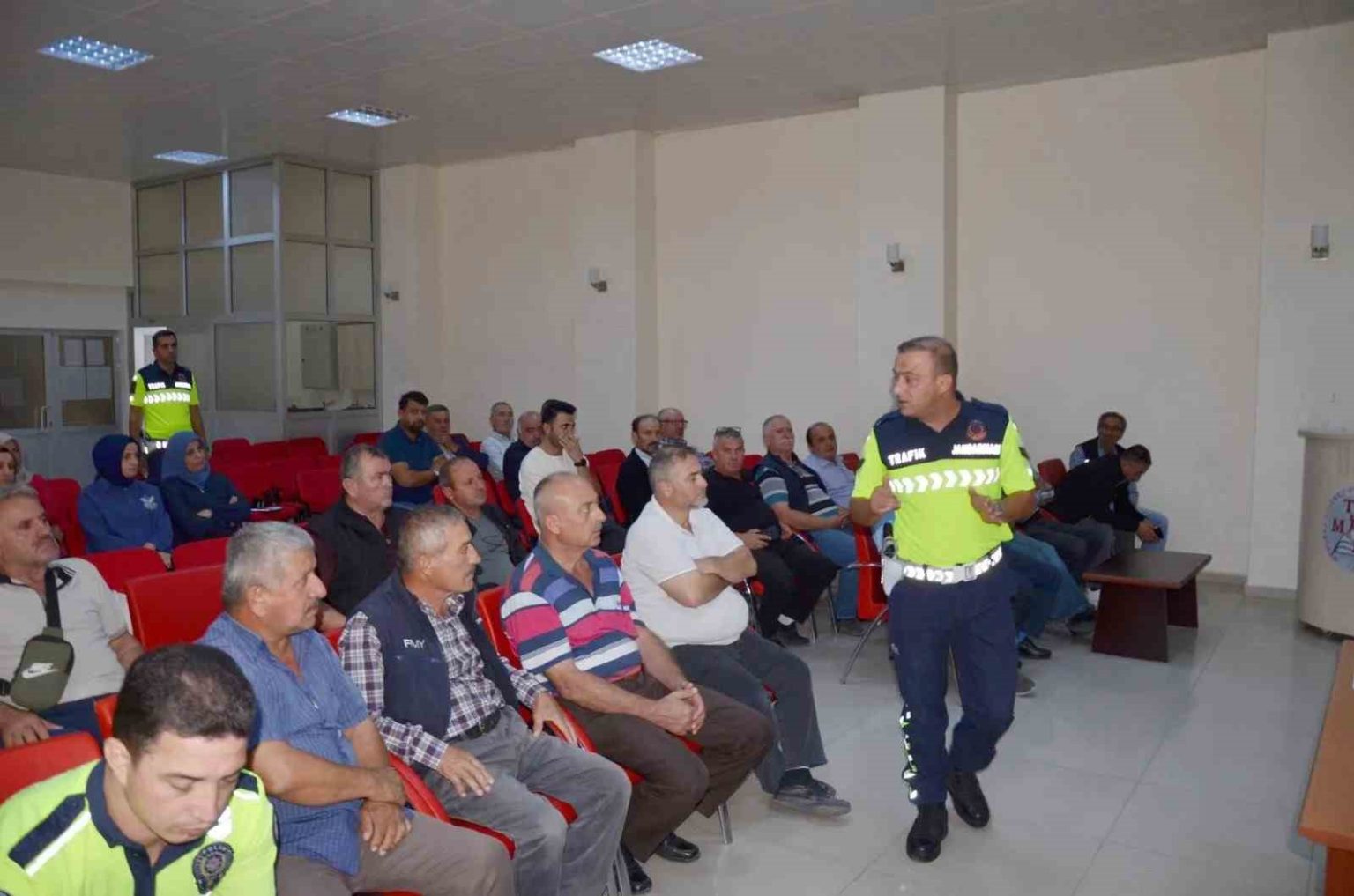 boyabatta-servis-soforleri-ve-rehber-personellere-trafik-egitimi